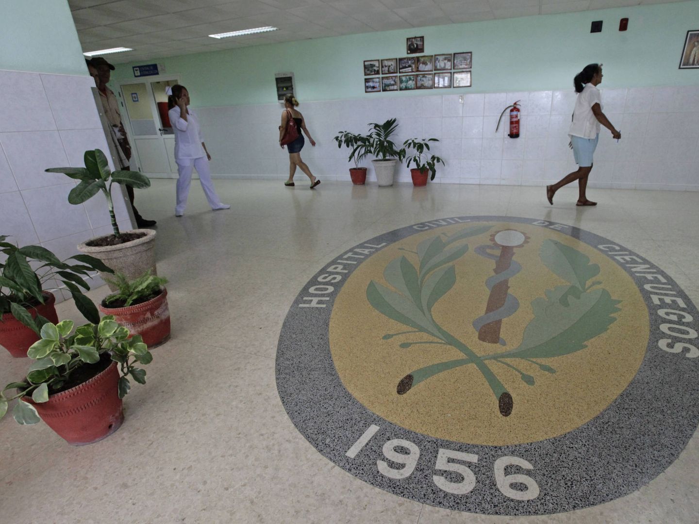 Trabajadores del hospital 'Héroes de la Playa de Girón' en Cienfuegos, en febrero de 2013. (Reuters)