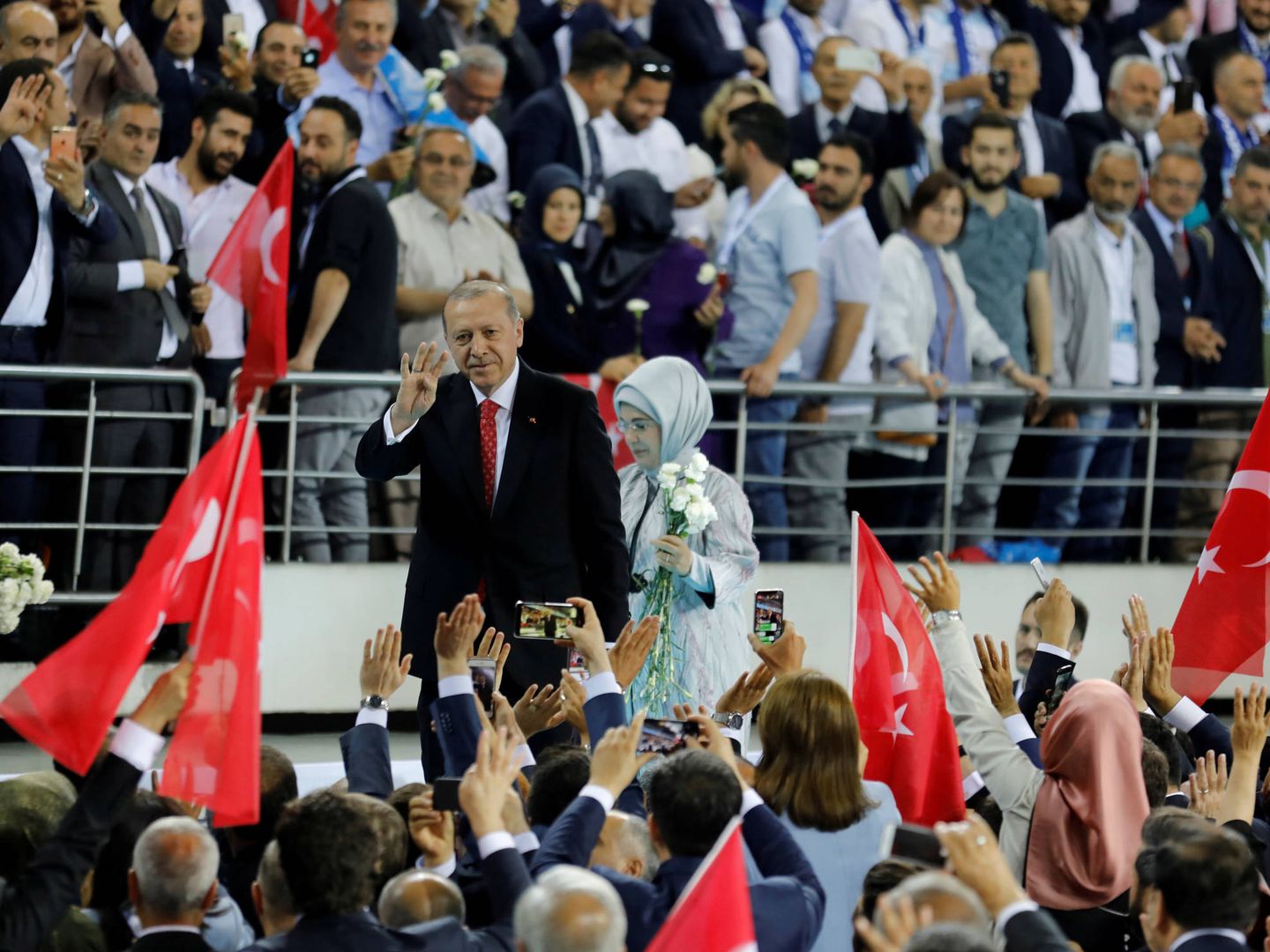 El presidente Erdogan y su mujer saludan a simpatizantes en un evento del AKP, en Ankara, el 24 de mayo. (Reuters) 