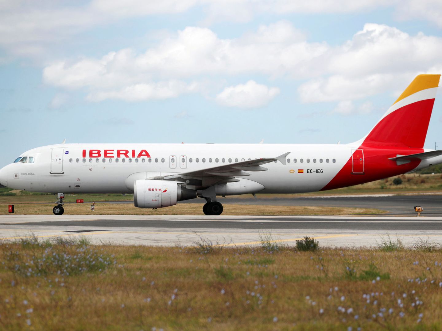 Un avión de Iberia en el aeropuerto de Lisboa, Portugal. (Reuters)