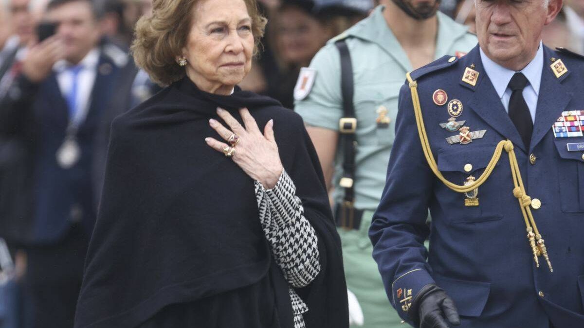 La reina Sofía, baño de multitudes en Málaga: junto a Almeida y Antonio Banderas y rodeada de legionarios 