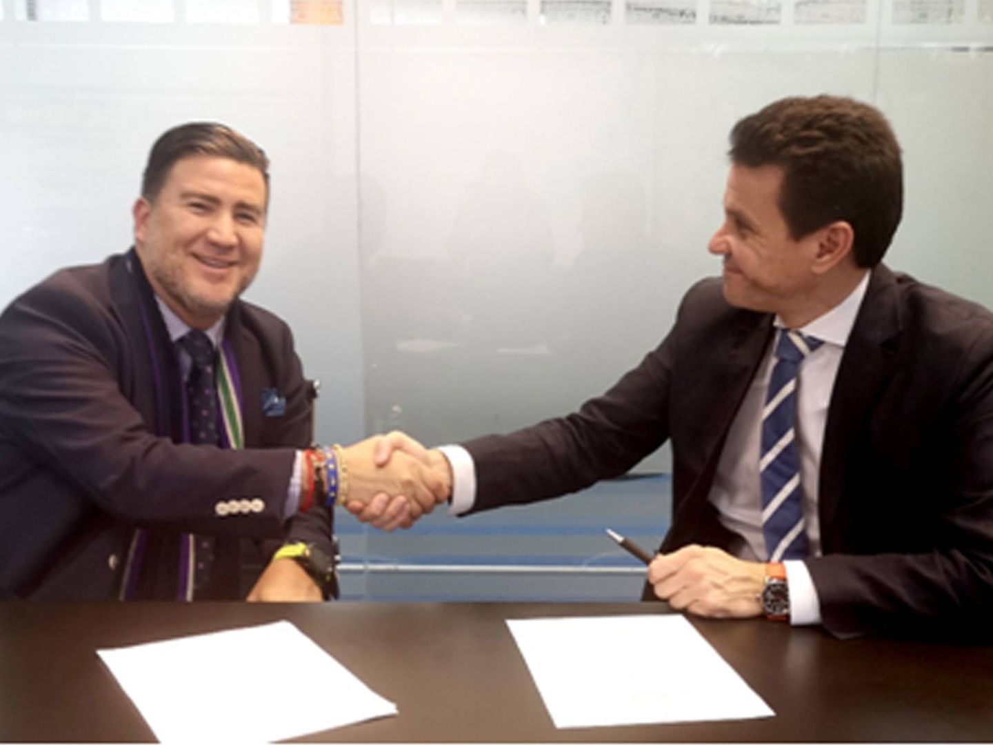 Firma del acuerdo entre Ibosa (Juan José Perucho, derecha y Hernan Garza CEO de The Club Company, izquierda).