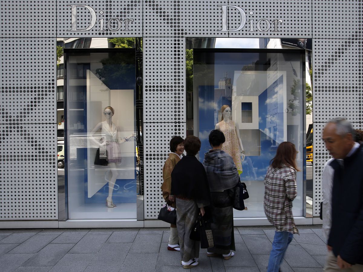 Foto: Viandantes delante de una tienda de Dior en Tokio. (Reuters/Issei Kato)