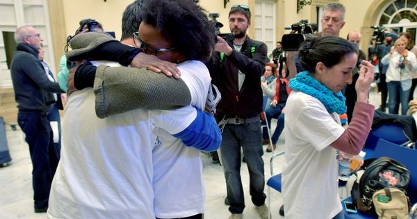 Foto: La pareja del padre de Gabriel, Ana Julia Quezada, le abraza en un acto de apoyo a la familia. (EFE)