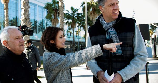 Foto: El candidato del PP, Xavier García Albiol, presenta su imagen de campaña junto a los dos y tres, Andrea Levy y Santi Rodríguez, el pasado 3 de diciembre en Barcelona. (EFE)
