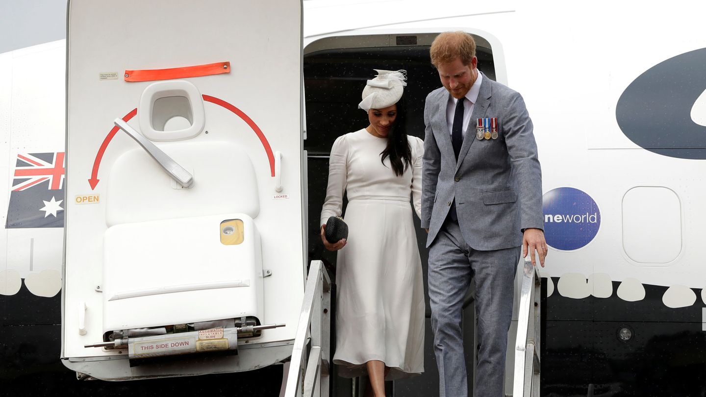 Los duques de Sussex llegando a Suva, en 2018. (Reuters)