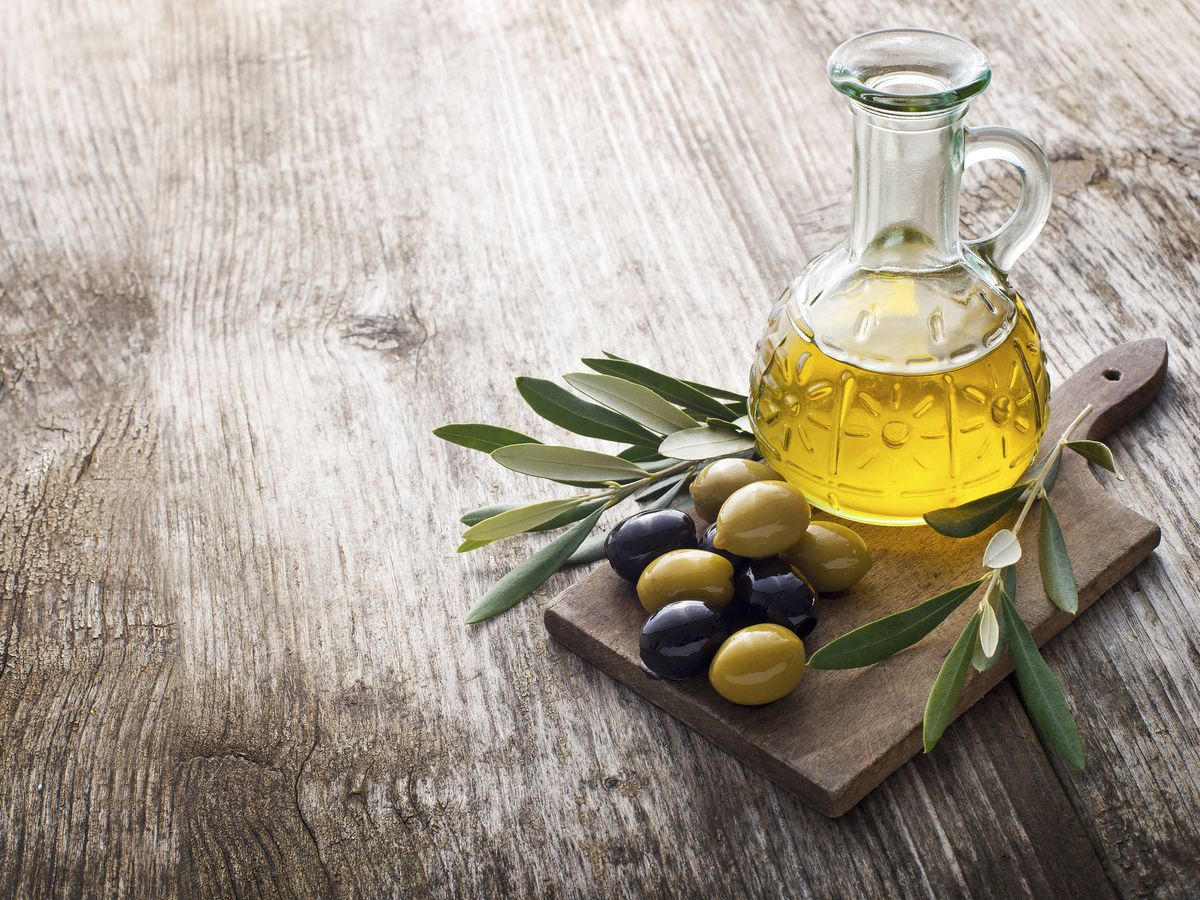 Foto: Ahorra aceite de oliva mientras cocinas: estos son los consejos y claves para hacerlo. (iStock)
