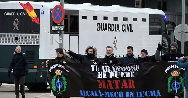 Foto: Llegada del autobús de la Guardia Civil a Alcalá Meco. (EFE)