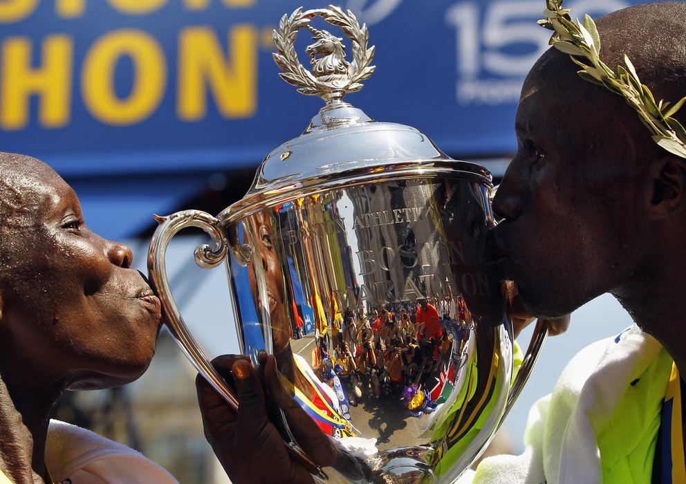 Foto: La keniata Sharon Cherop y Wesley Korir tras ganar el maratón de Boston en 2012 (Reuters). 