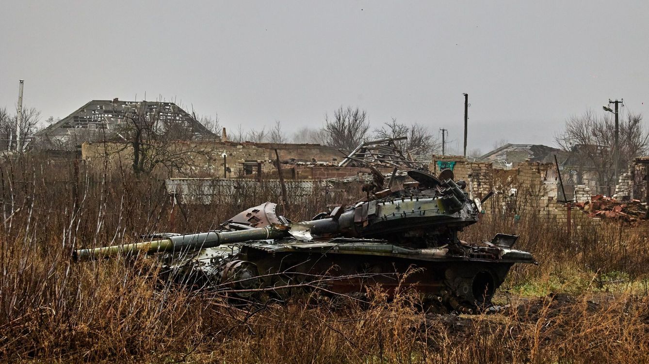 Foto: Un tanque destruido en el pueblo de Kam'yanka, cerca de Izium, región de Járkov, Ucrania. (EFE/EPA/Sergiy Kozlov) 