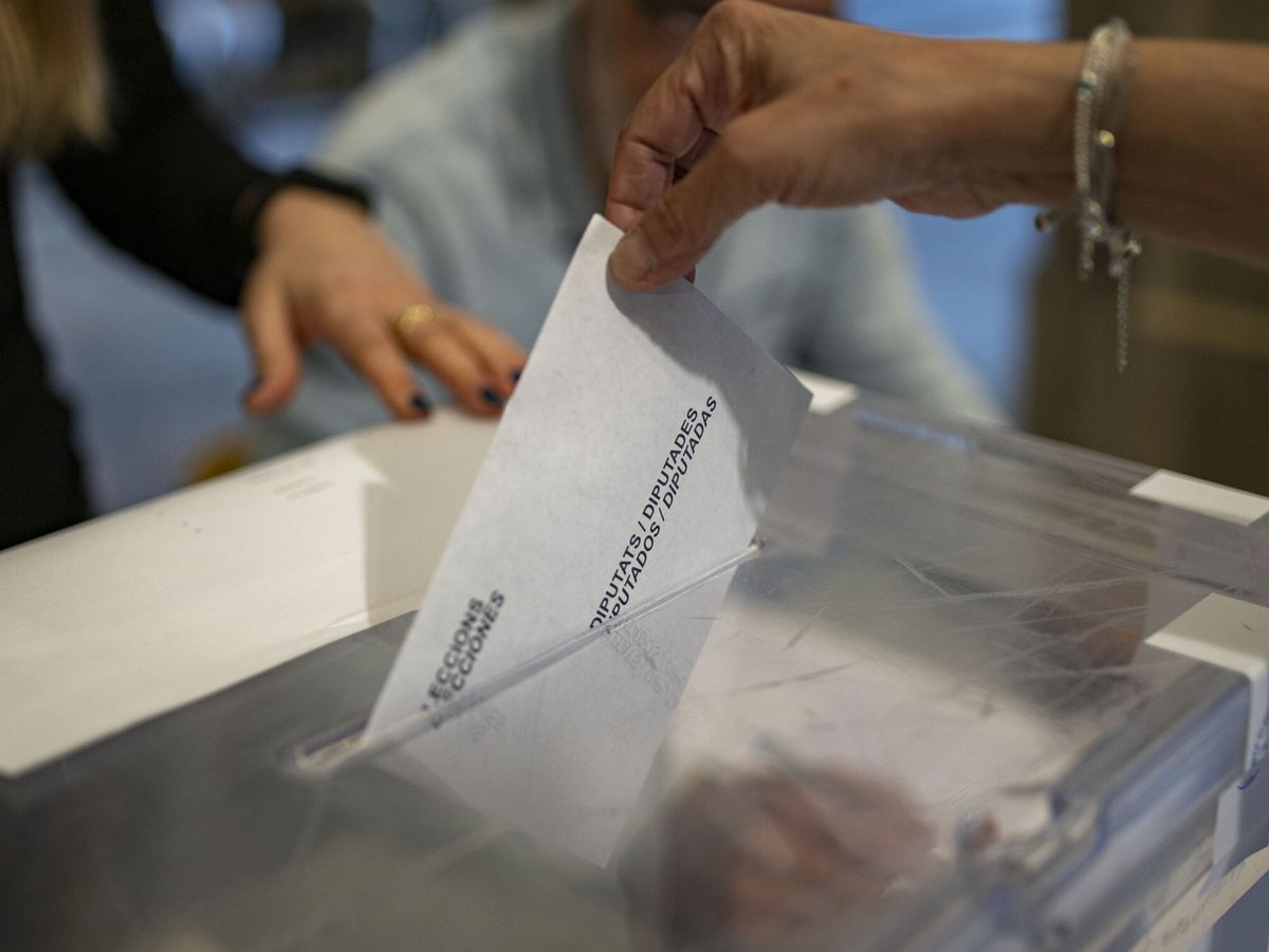 Foto: Una persona ejerce su derecho a voto en las elecciones catalanas. (Europa Press/Lorena Sopêna)