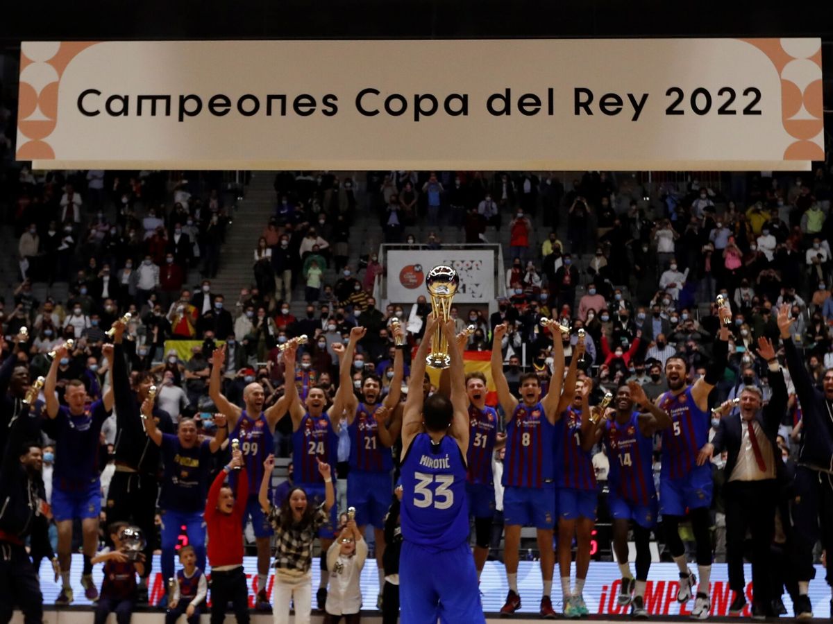 Foto: El equipo azulgrana celebra el título. (EFE/Jorge Zapata)
