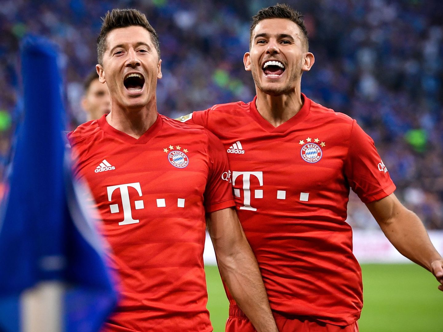 Lucas Hernández celebra un gol del Bayern con Lewandowski. (EFE)