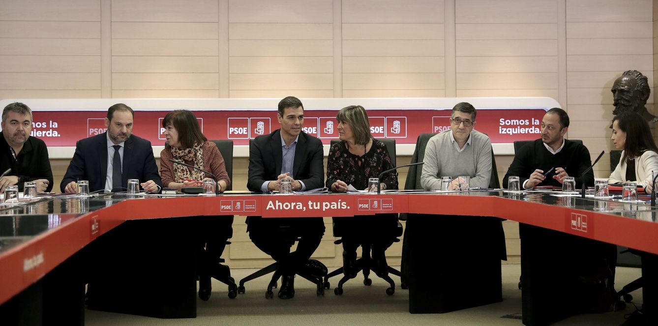 Foto: Pedro Sánchez, en la reunión de la permanente del PSOE, flanqueado por Cristina Narbona y José Luis Ábalos, y Núria Marín y Patxi López, este 22 de enero en Ferraz. (EFE)
