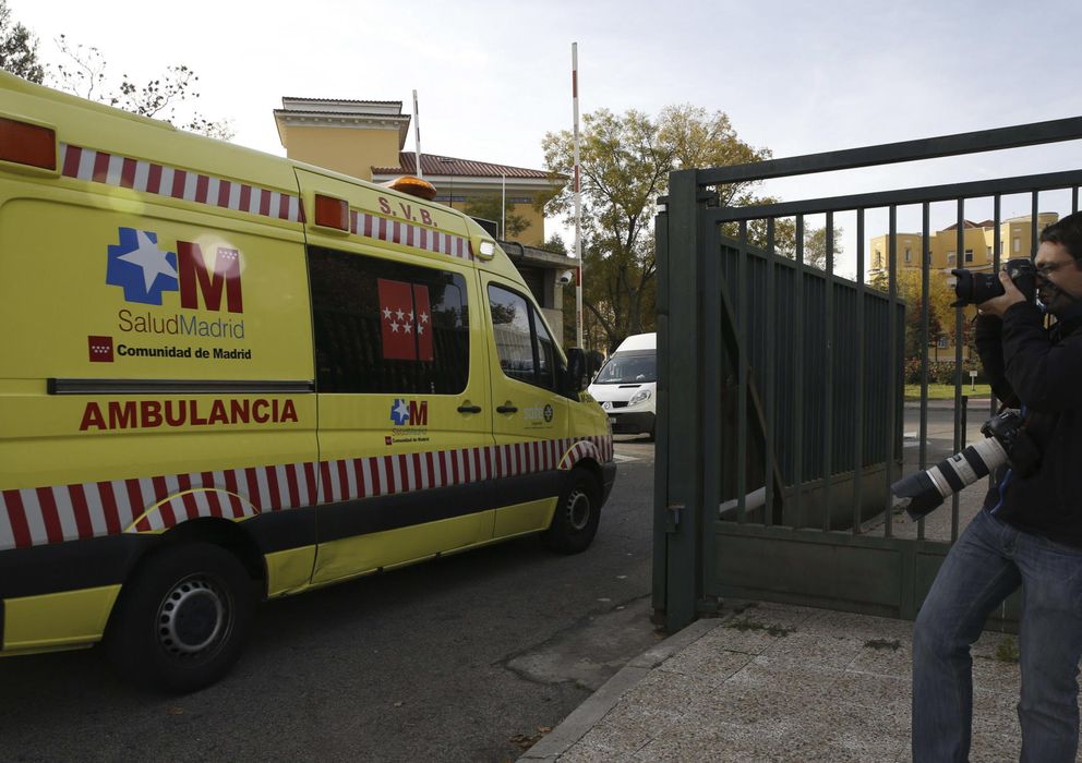 Foto: La ambulancia que traslada a la médico cooperante (Efe)