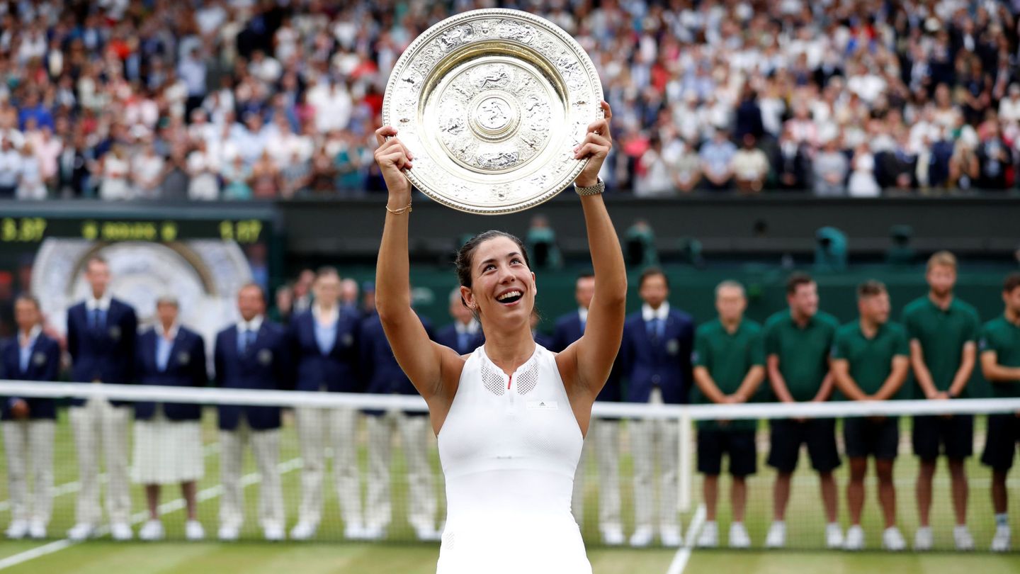 Garbiñe Muguruza luce el trofeo como campeona de Wimbledon en 2017.