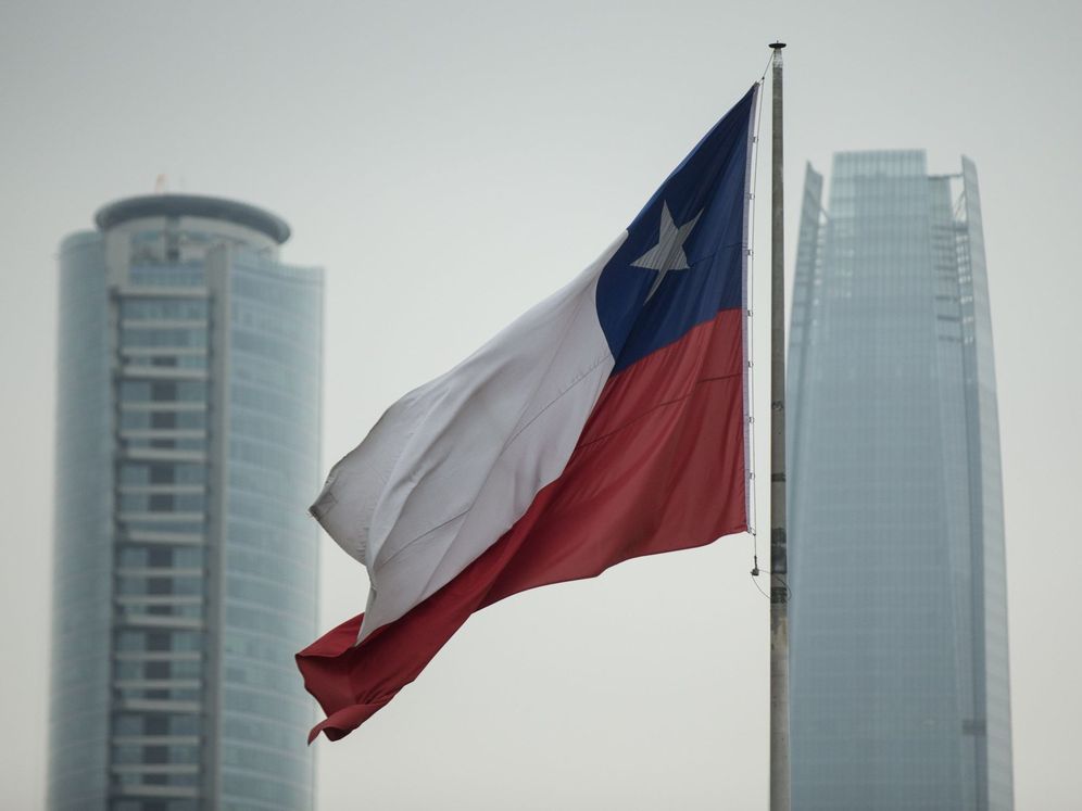 Foto: La bandera nacional de Chile ondea en Santiago. (EFE)
