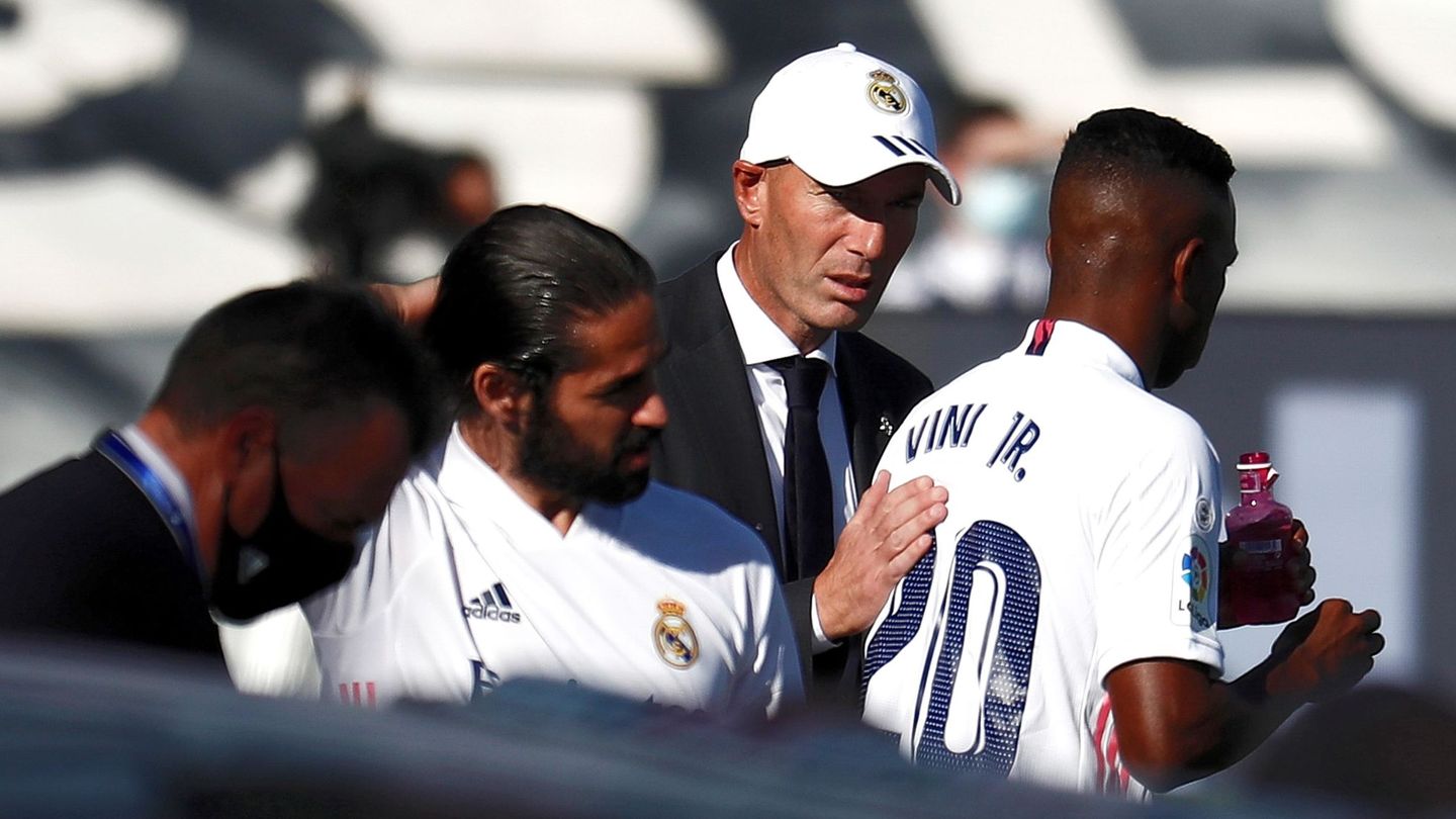 Zidane conversa con Vinicius e Isco antes de saltar al campo en un partido de la Liga pasada. (Efe)