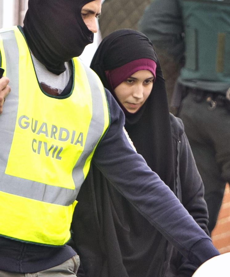 Foto: La joven onubense detenida en Barajas. (EFE)