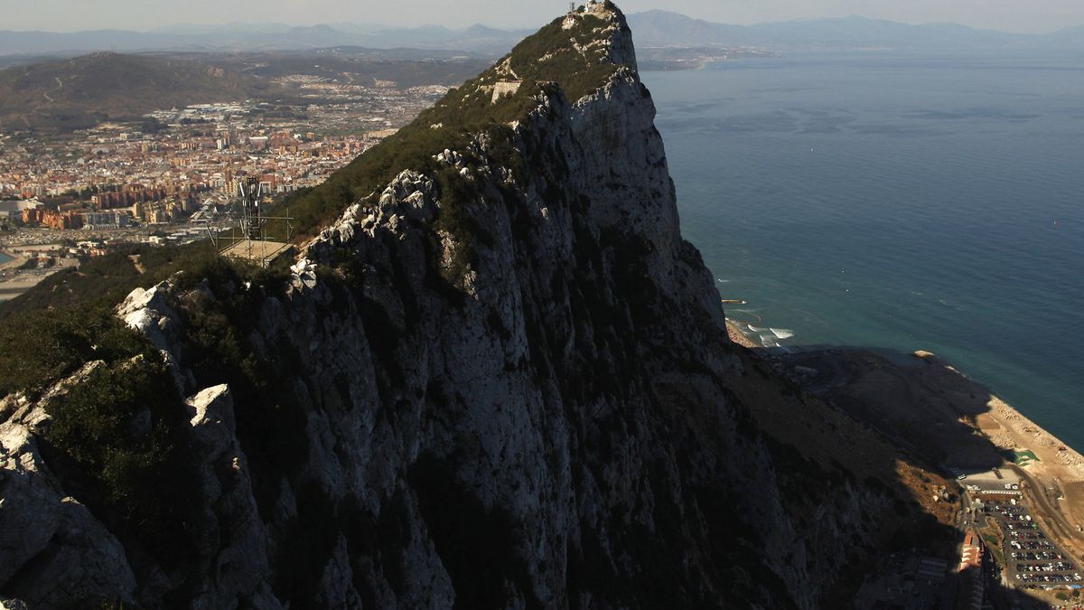 Exteriores cree “inadmisible” que Gibraltar lance al mar otras 55.000 toneladas de roca 