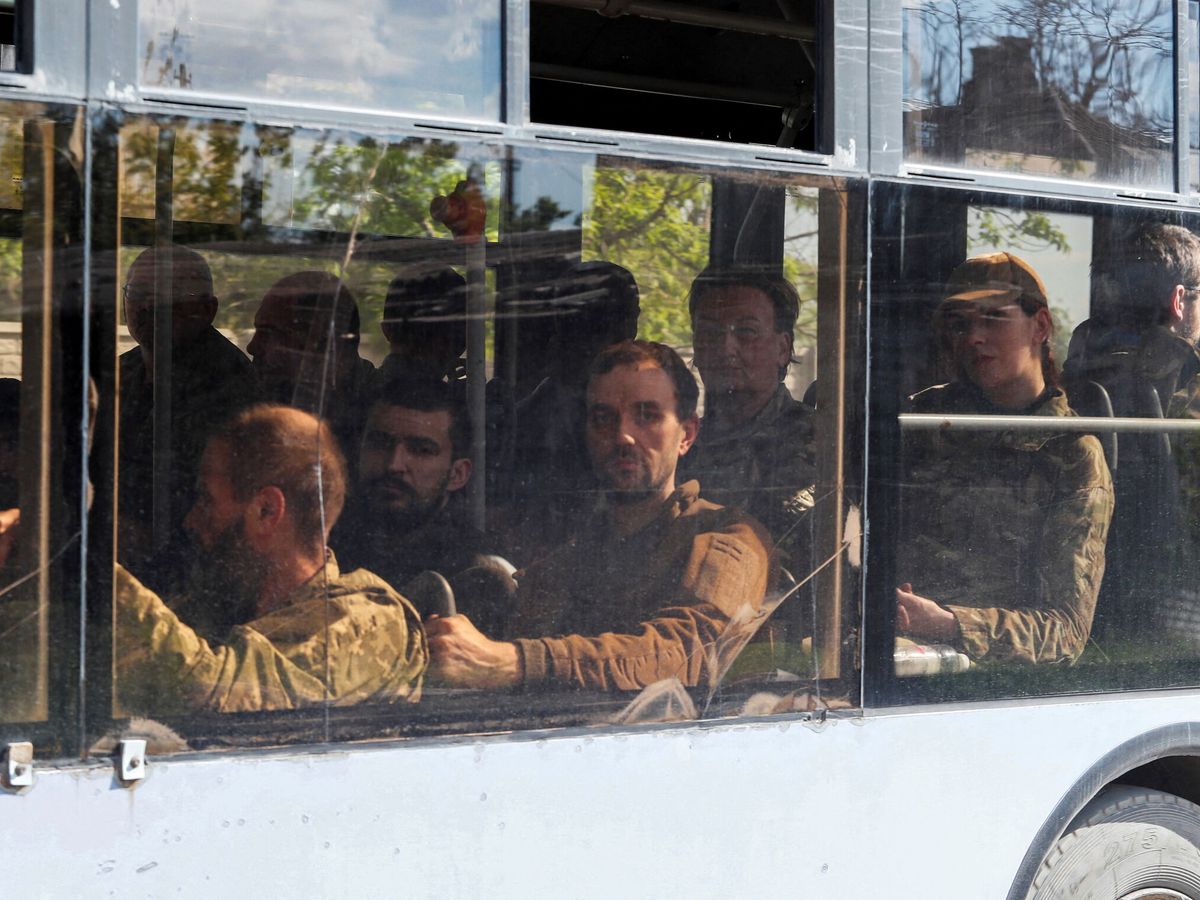 Foto: Soldados ucranianos rendidos en Azovstal. (Reuters/Alexander Ermochenko)
