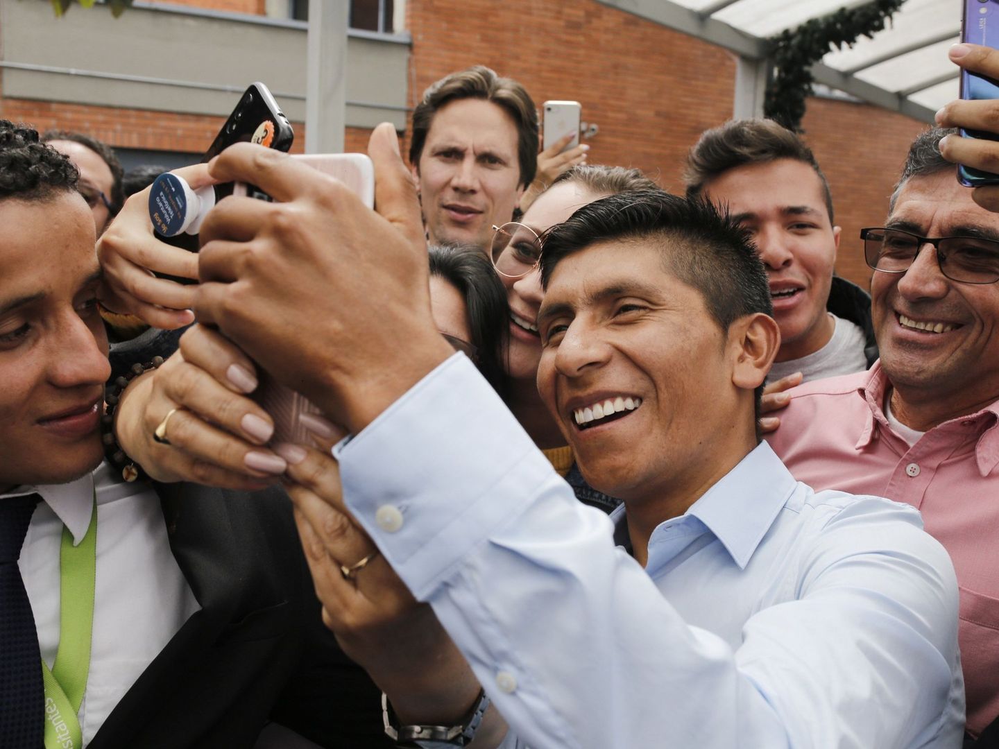 Nairo Quintana, ídolo en Colombia, se fotografía con los empleados de Movistar. (EFE)