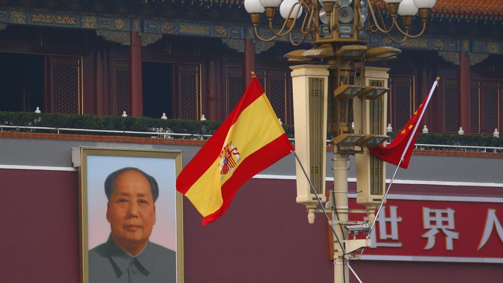 Foto: Una bandera de España ondea junto a la bandera nacional china delante de un retrato de Mao Zedong en la Plaza de Tiananmen. (Reuters)