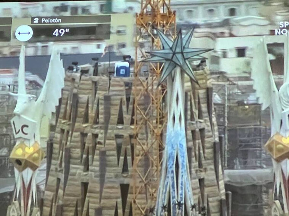 Foto: Las cámaras grabaron un polyklin en la cima de la Sagrada Familia (Twitter/@JordiRamoneda)