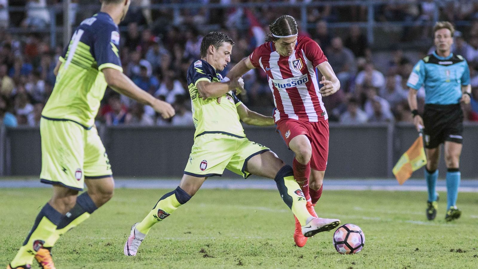Foto: Filipe Luis en acción durante el amistoso que disputaron Crotone y Atlético de Madrid (EFE)