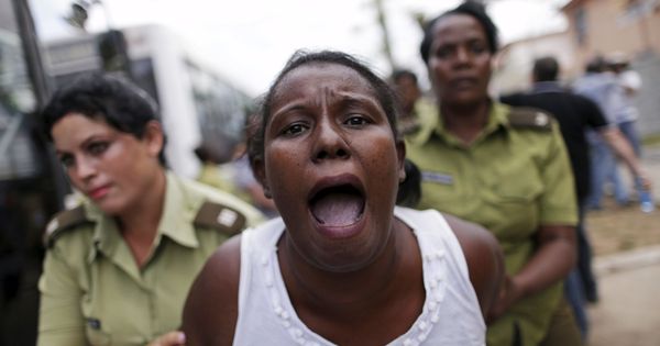 Foto: Una integrante del grupo disidente "Damas de Blanco" es detenida en 2016. (Reuters)