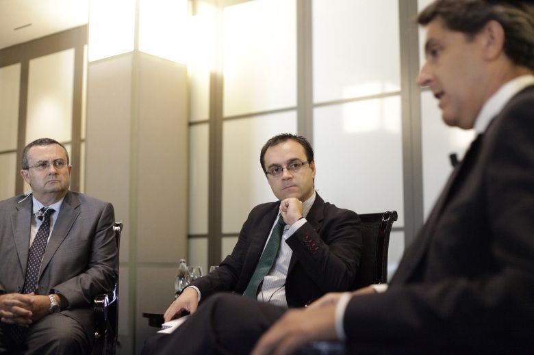 José Caturla, director corporativo de inversiones de Aviva, y Ángel Fernández Pola, director de inversiones de Arcano, en una mesa moderada por 'El Confidencial'. (Enrique Villarino)