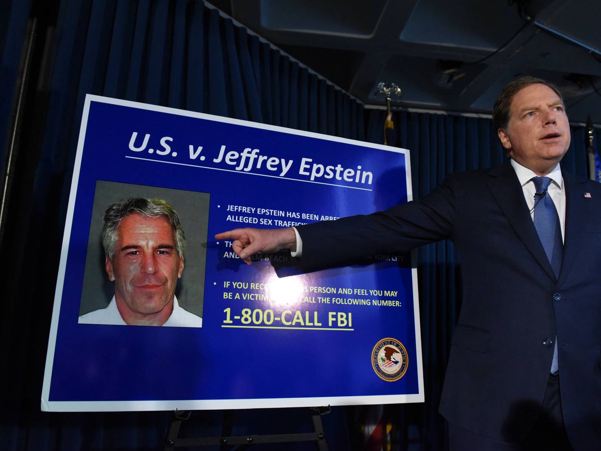 Foto: Geoffrey Berman, en el anuncio de los cargos contra Jeffrey Epstein en 2008. (Getty)