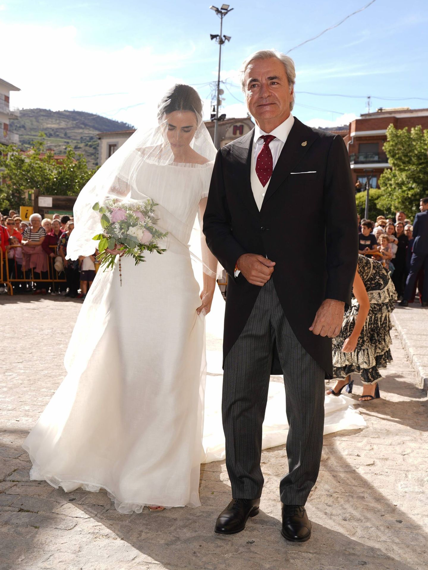 Blanca Sainz, junto a su padre luciendo su vestido de novia. (Cordon Press)