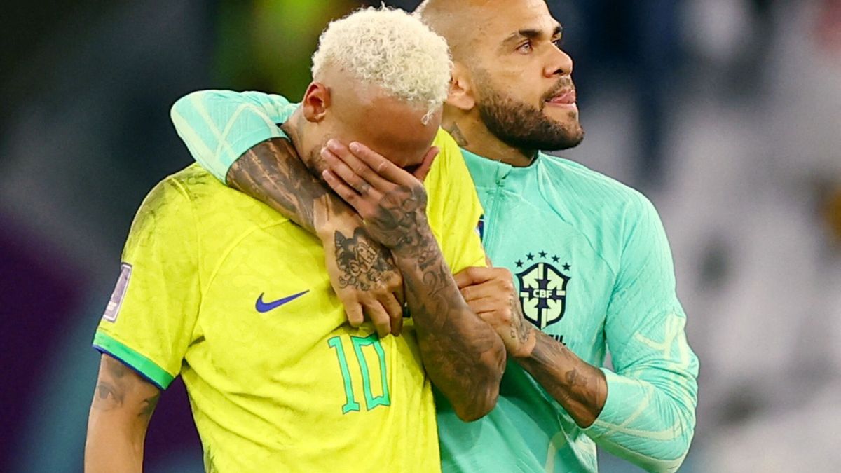 El padre de Neymar niega que vayan a prestarle a Dani Alves el millón de euros de la fianza