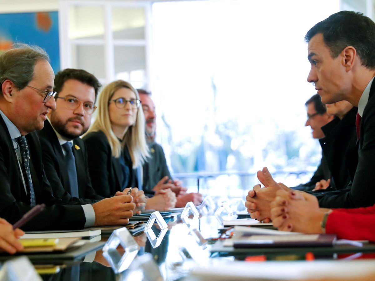 Foto: El presidente del Gobierno, Pedro Sánchez (d), y el presidente de la Generalitat, Quim Torra (i), conversan durante la primera reunión de la mesa de diálogo sobre Cataluña. (EFE)