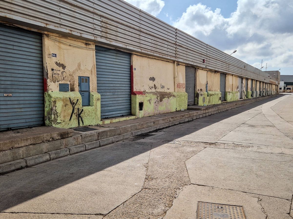 Foto: Almacenes cerrados en Melilla. (Javier García Angosto)