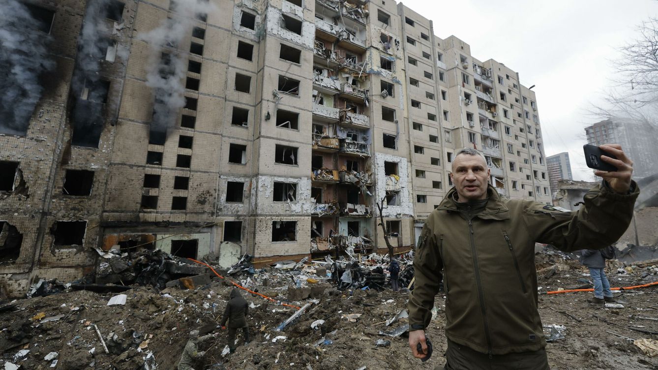 Foto: El alcalde de Kiev tras los ataques rusos en la capital. (EFE/Sergey Dolzhenko) 