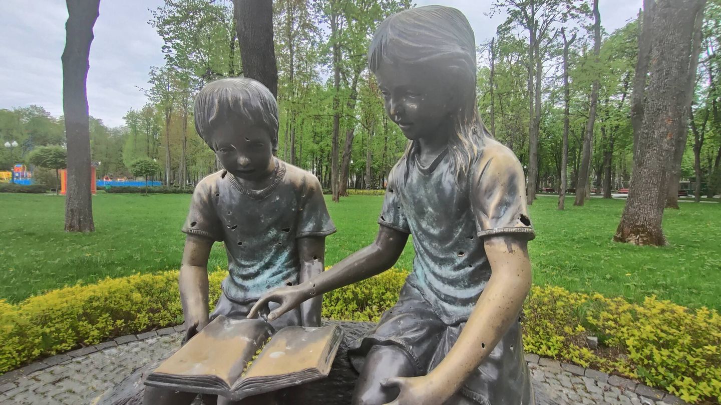 Estatua de los niños leyendo en el parque Gorki. (KAP)
