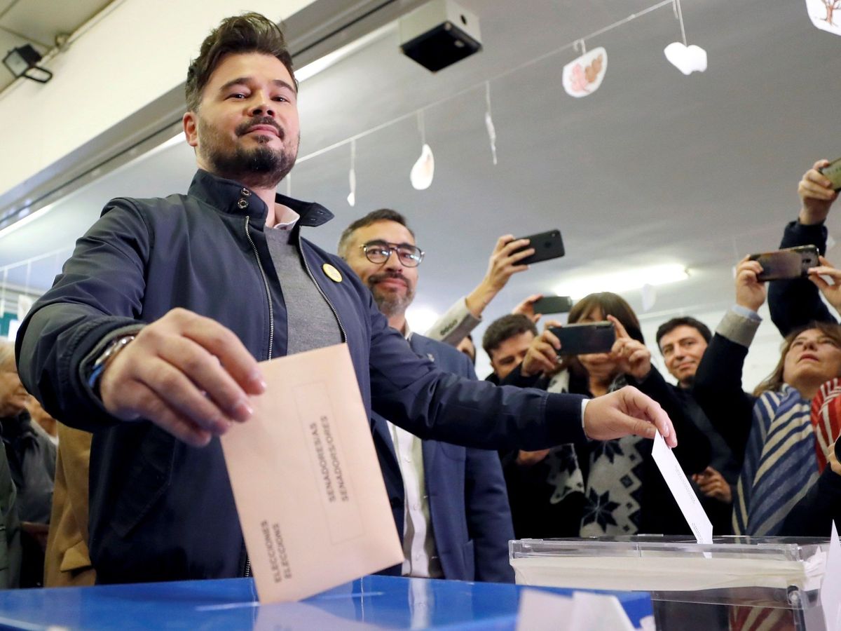 Foto: Gabriel Rufián, candidato de ERC, emitiendo su voto en Sabadell, Barcelona (EFE)