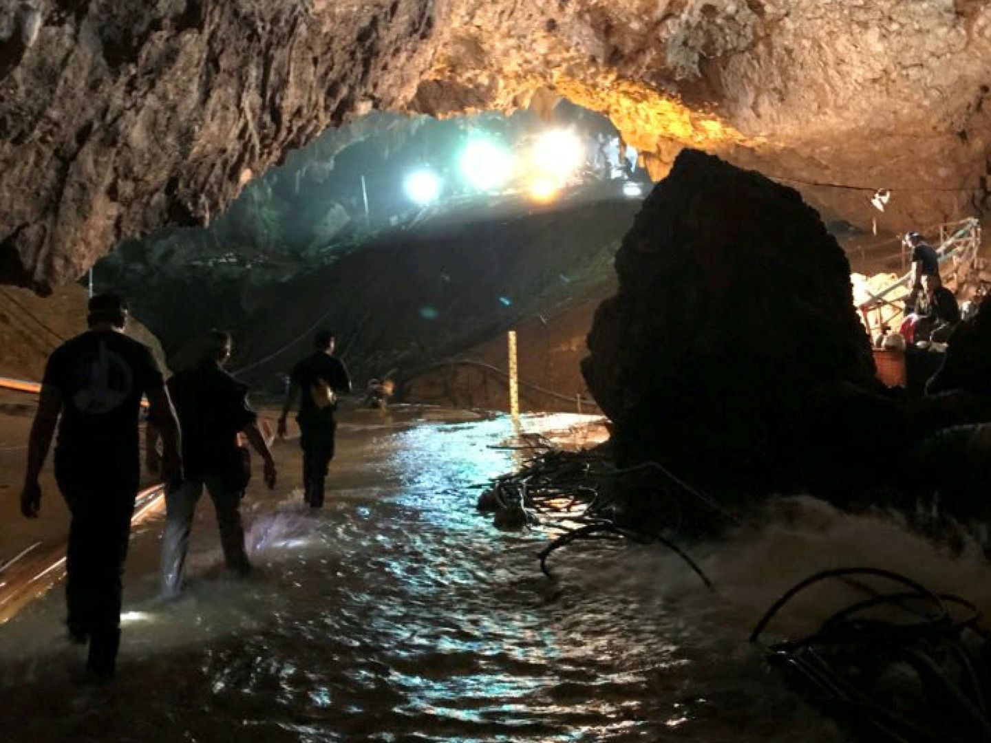 Miembros del equipo de rescate trabajan en el interior de la cueva de Tham Luang. (Reuters)