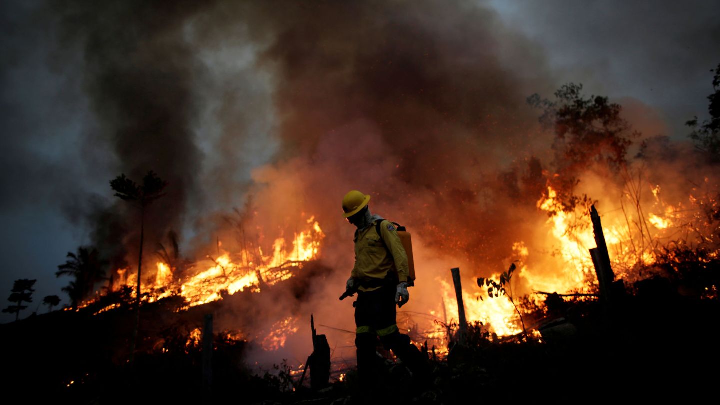 Los bomberos son incapaces de frenar la ola de incendios (Reuters/Ueslei Marcelino)