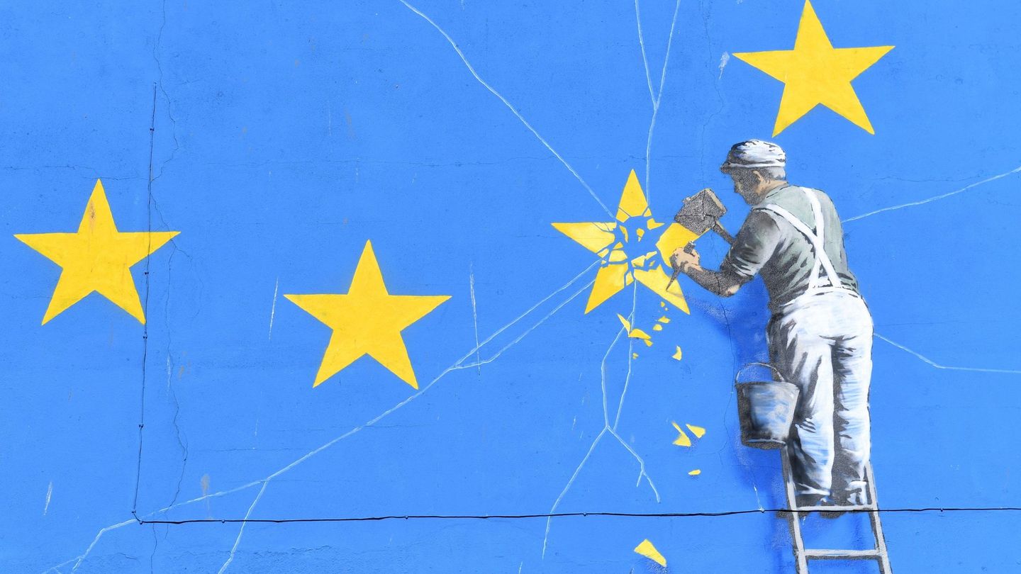 Vista de un mural inspirado en el Brexit hecho por el artista callejero anónimo Banksy. (Efe)