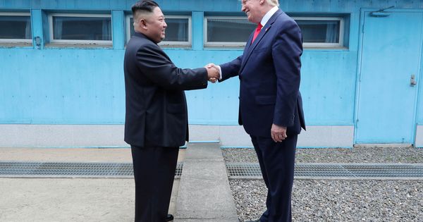 Foto: Donald Trump y Kim Jong-un se encuentran en la zona desmilitarizada que separa las dos Coreas. (Reuters)