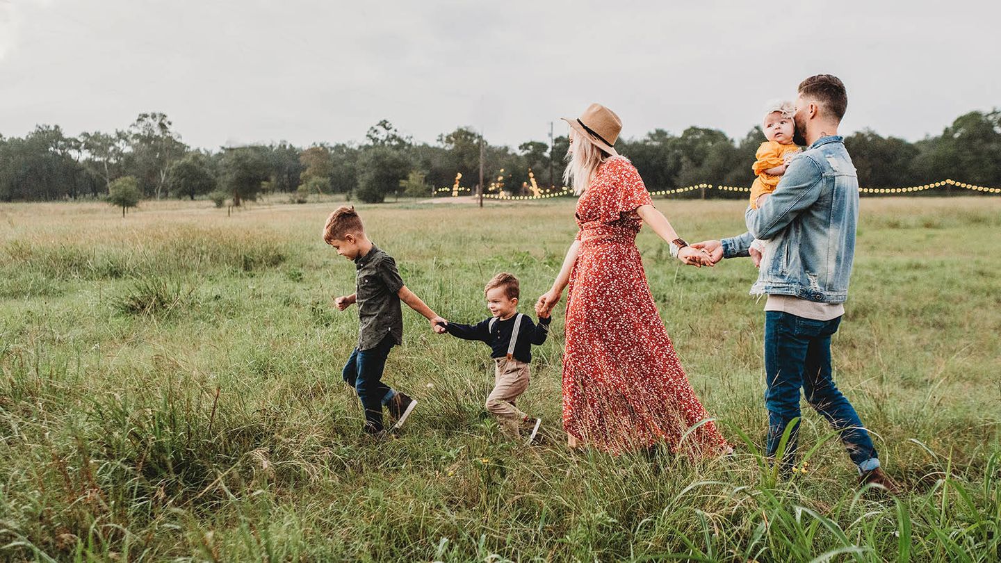 Una familia disfrutando de un día en el campo. (Unsplash/ Jessica Rockowitz)