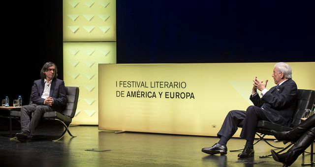Mircea Cărtărescu y Vargas Llosa. (EFE/Daniel Pérez)