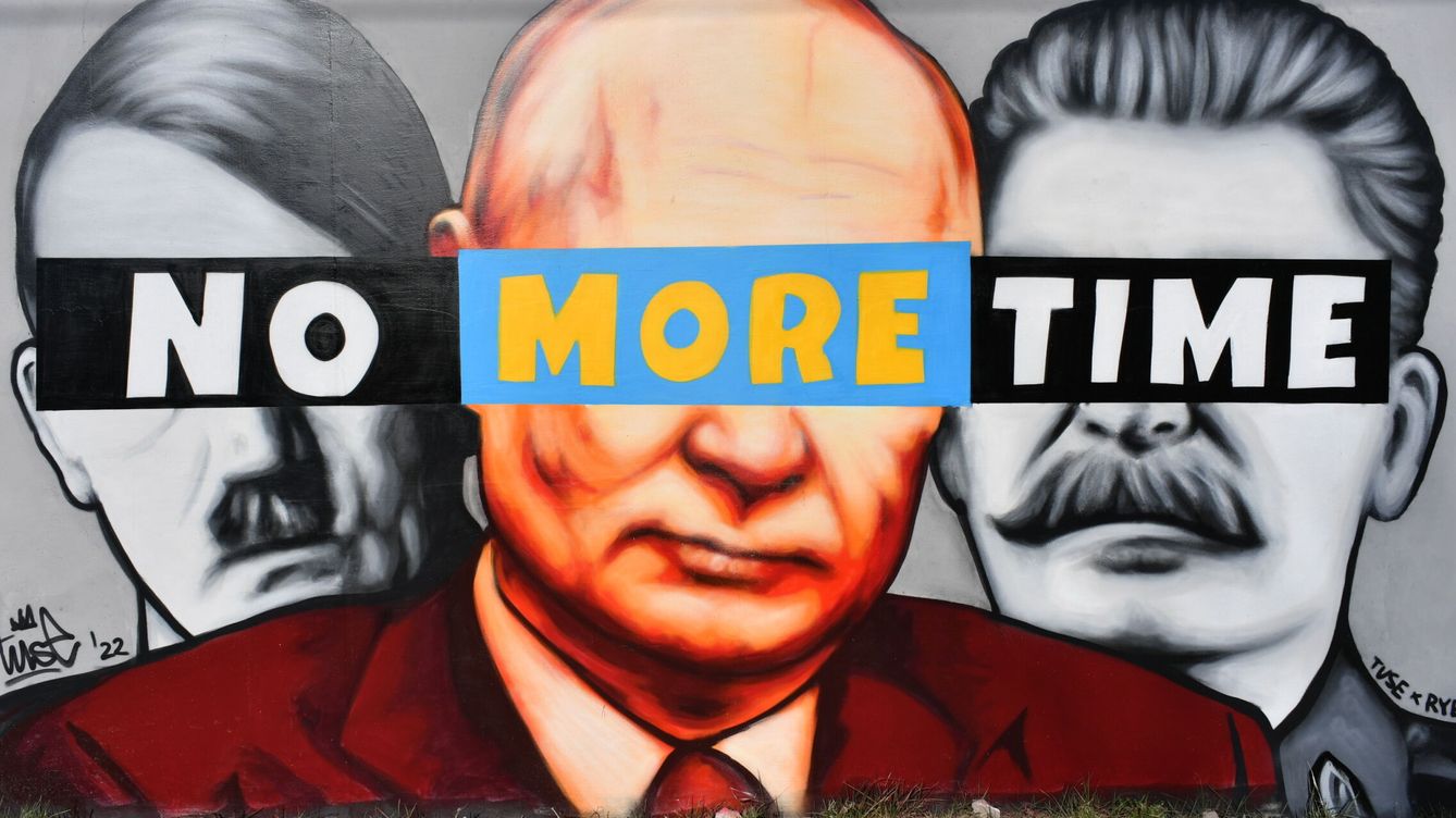 Foto: Un mural que compara a Putin con Hitler y Stalin en Polonia. (EFE/Adam Warzawa)