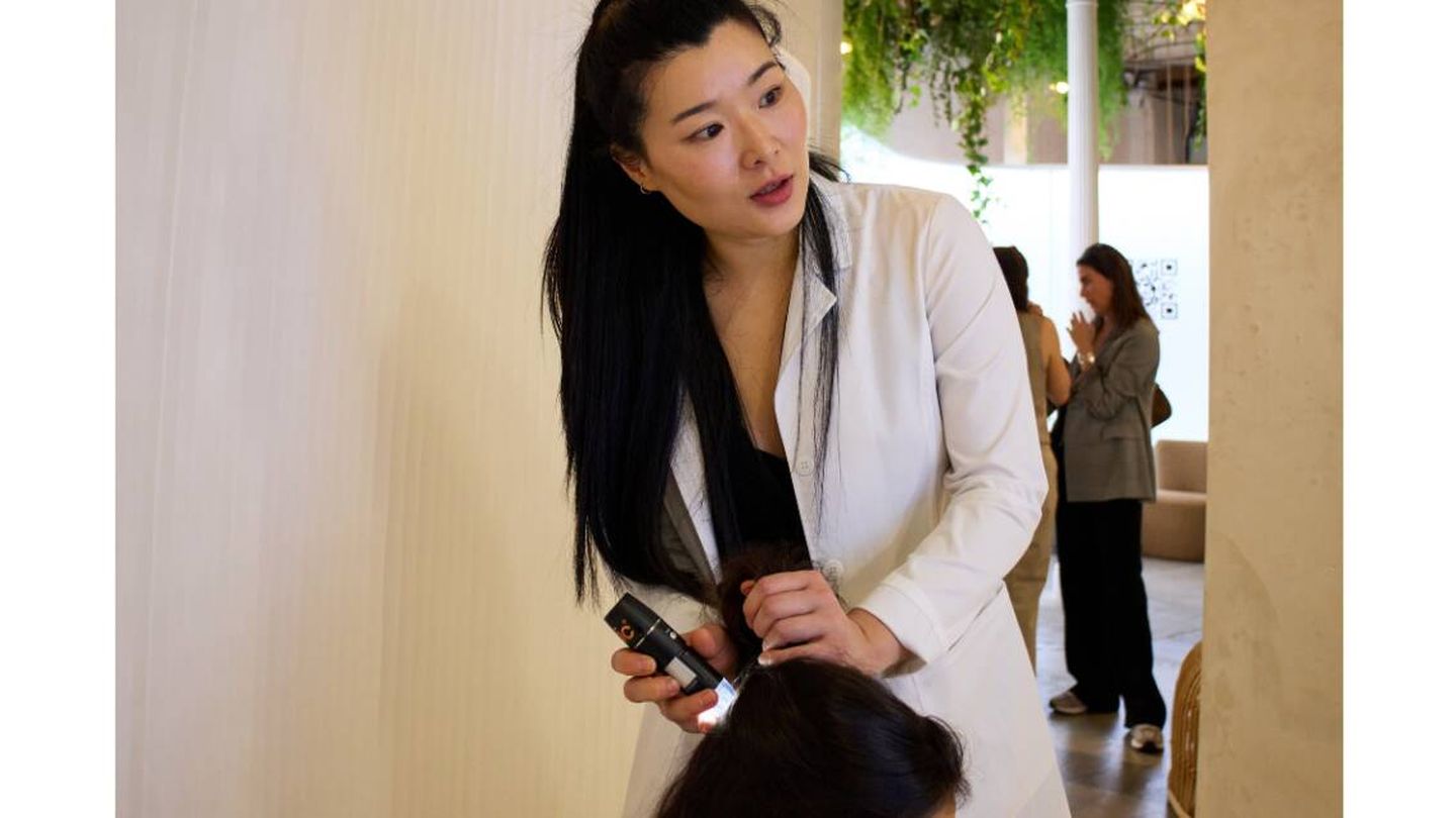 Un profesional chequea tu cuero cabelludo con una cámara de análisis específica. (Cortesía de Olistic) 
