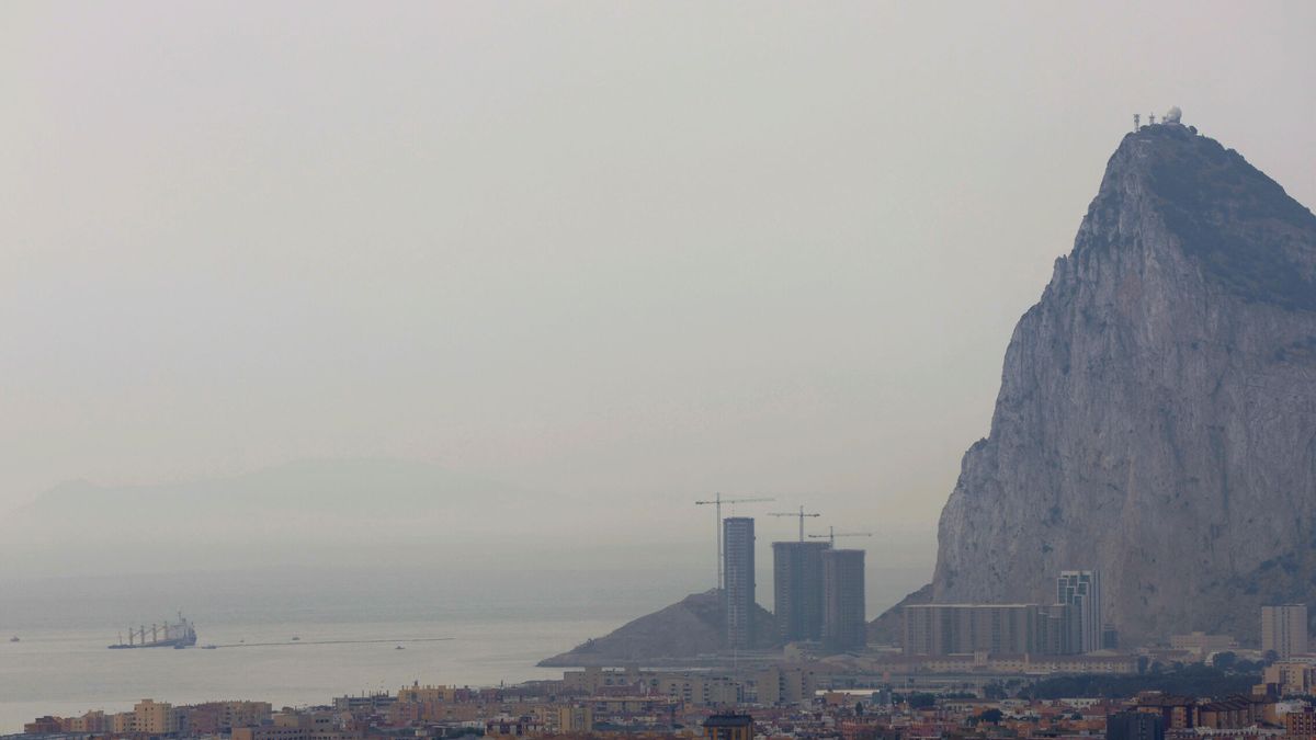 Gibraltar asiste a un buque granelero tras colisionar con otro barco en una maniobra