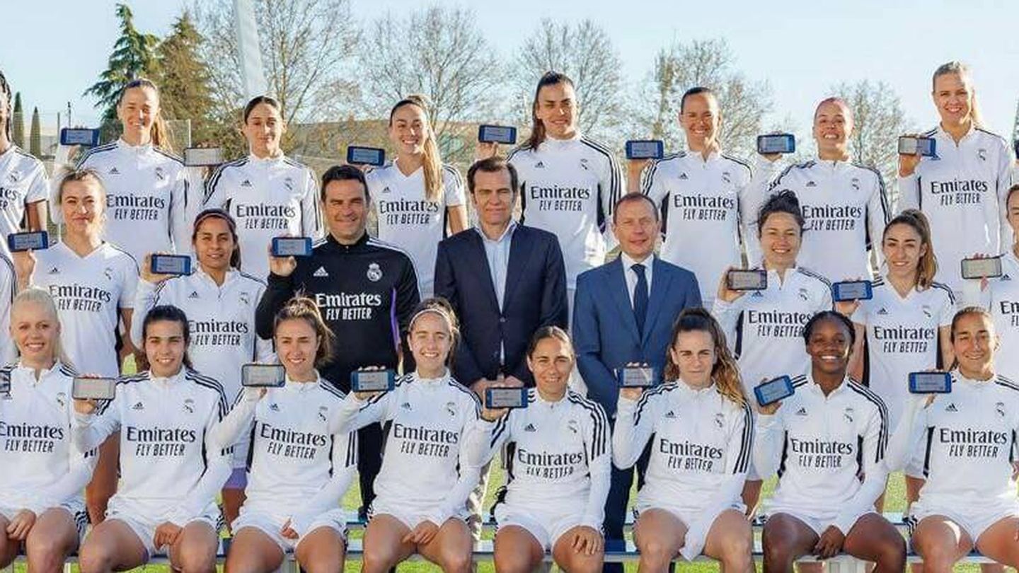 Real Madrid femenino, con Toril y Butragueño al frente. (Foto: Real Madrid CF)