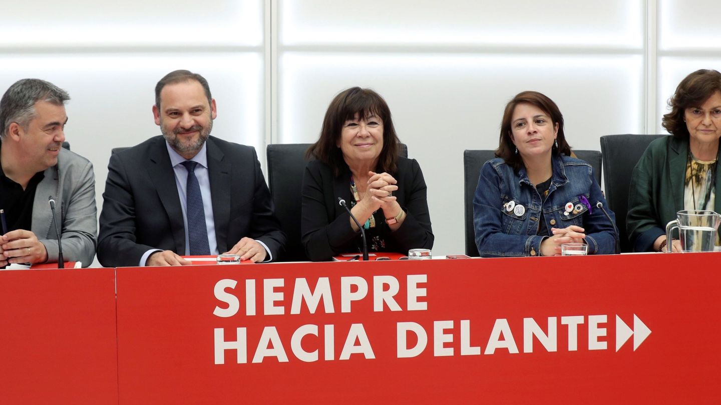 Los dirigentes de la ejecutiva federal Santos Cerdán (i), José Luis Ábalos (2i), Cristina Narbona (c), Adriana Lastra (2d) y Carmen Calvo (d), el pasado 27 de mayo en Ferraz. (EFE)