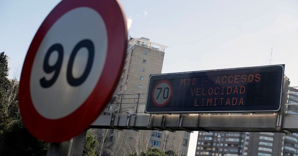 Foto: El Ayuntamiento de Madrid ha activado el protocolo anticontaminación, con lo que la velocidad de circulación en la M-30 y en las vías de acceso en el interior de la M-40. (EFE)